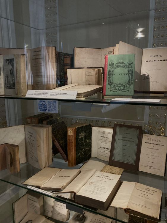 ガラスケースに展示された古書のコレクション