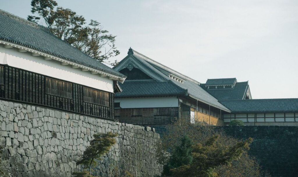 歴史的な城の石垣と伝統的な屋根
