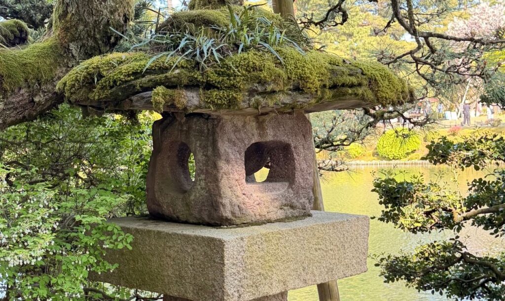 日本庭園の苔むした石燈籠